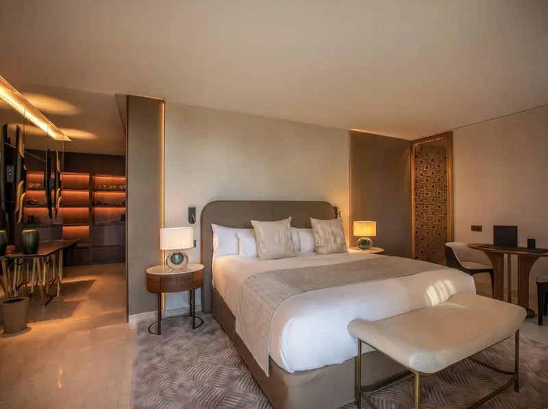 Une chambre lumineuse avec un grand lit et un espace détente.