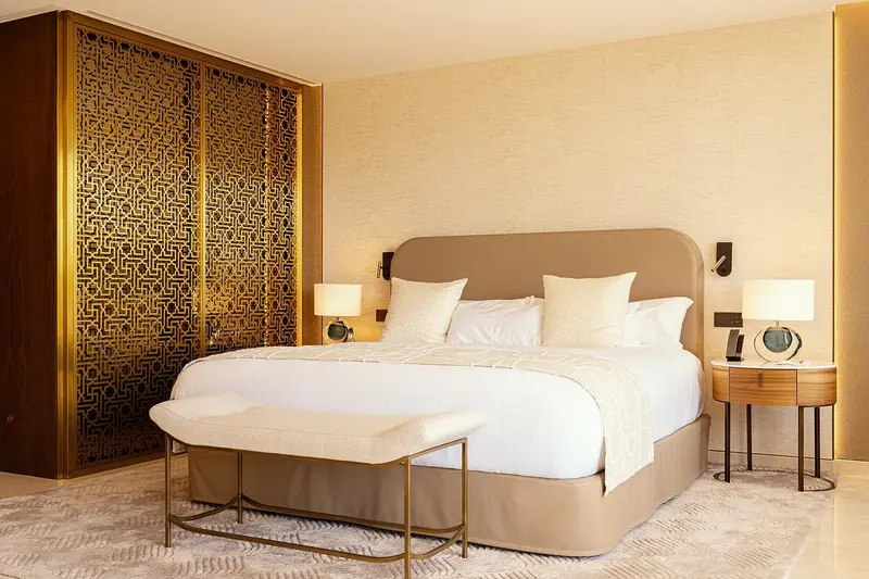 Une chambre lumineuse avec un grand lit et une décoration raffinée.