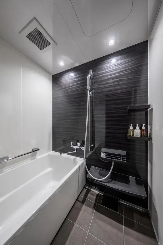 Une salle de bain moderne avec une baignoire et une douche.