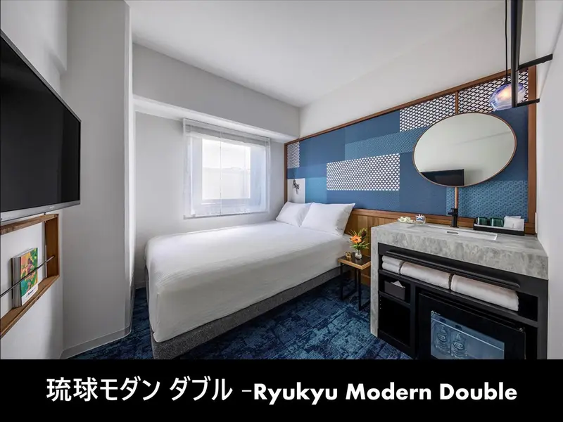 Chambre moderne avec un grand lit et une salle de bain attenante.