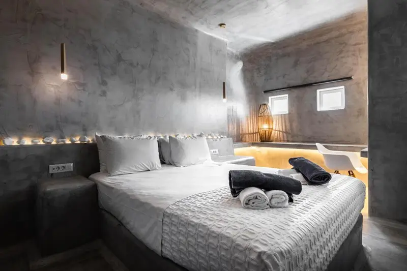 Une chambre à coucher lumineuse avec un grand lit et des oreillers moelleux.