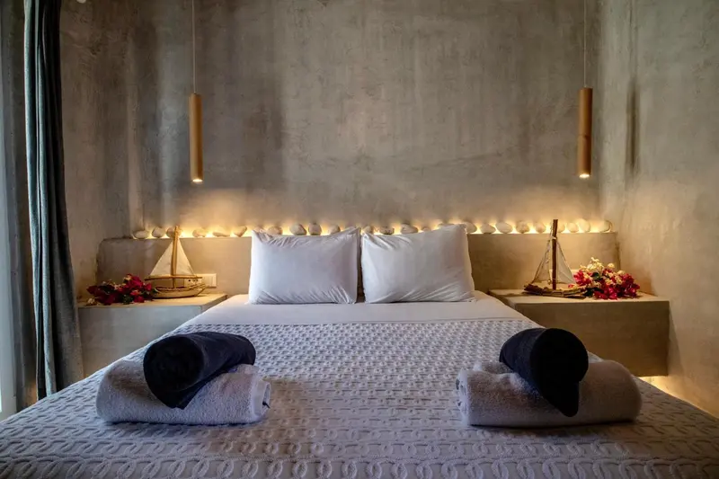 Une chambre lumineuse avec un grand lit et une décoration maritime.