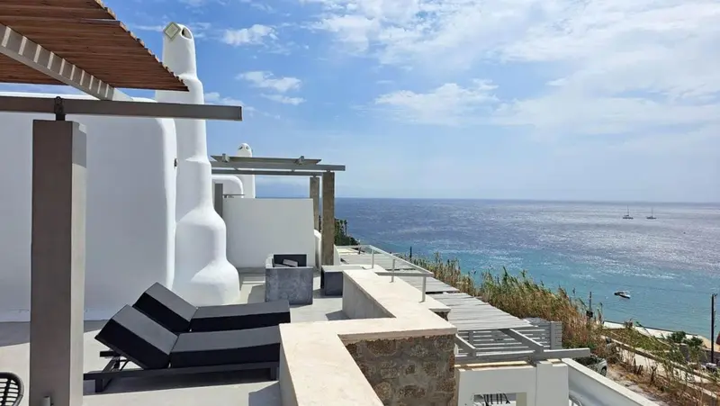 Terrasse avec mobilier d'extérieur donnant sur la mer.