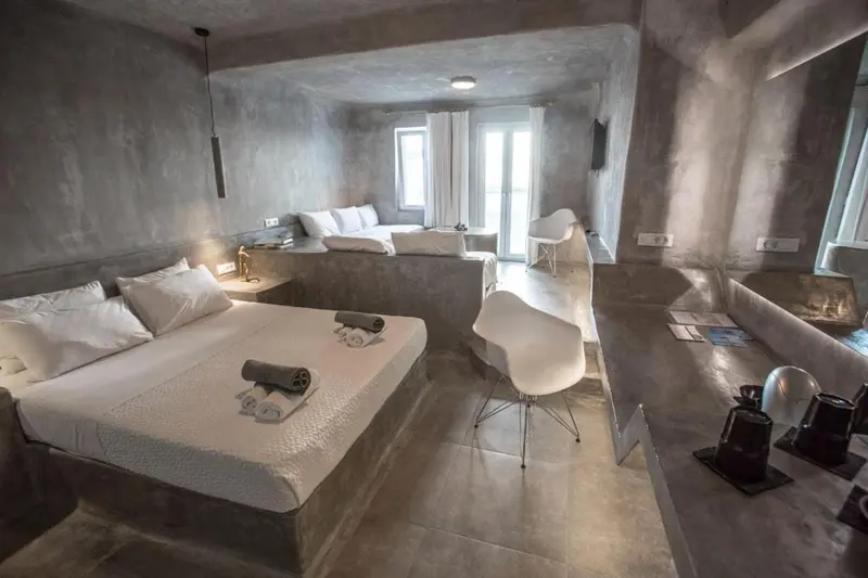 Une chambre lumineuse avec deux lits et un espace détente.