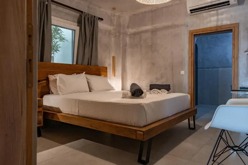 Une chambre lumineuse avec un grand lit et une décoration moderne.