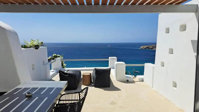 Terrasse avec mobilier d'extérieur donnant sur la mer.