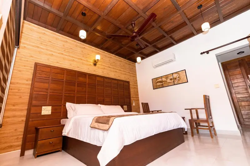 Une chambre lumineuse avec un grand lit et un décor en bois.