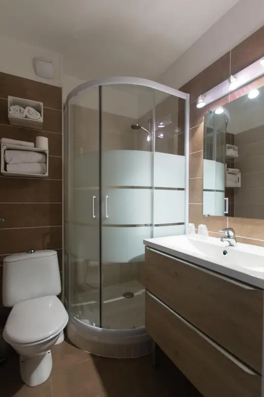 Une salle de bain moderne avec douche vitrée et lavabo.