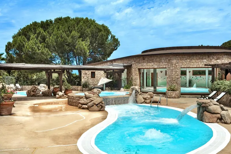 Espaces aquatiques aménagés avec des rochers et une cascade artificielle.