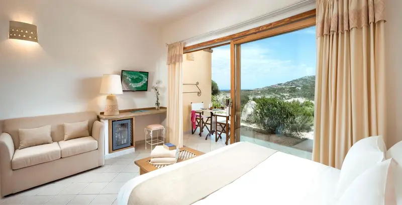 Une chambre lumineuse s'ouvre sur une vue dégagée sur la mer.