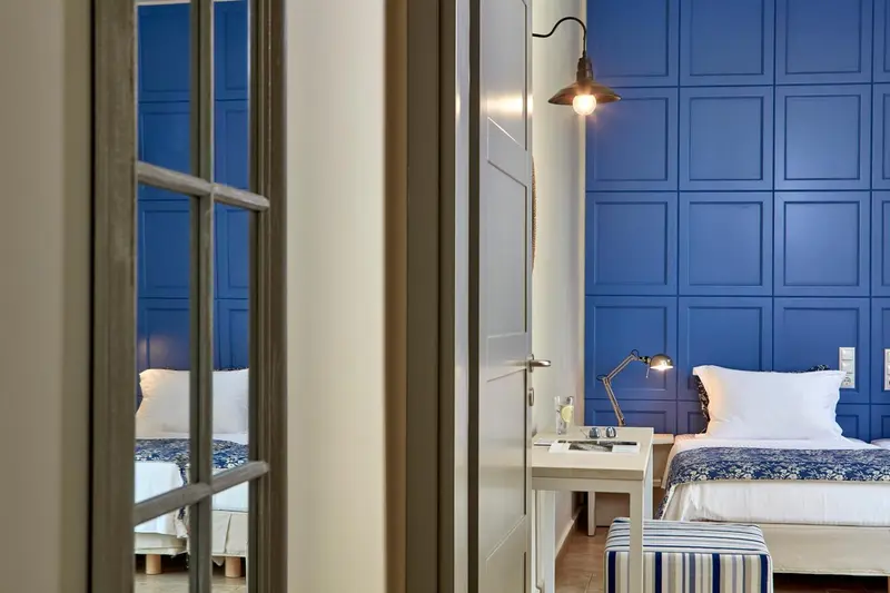 Une chambre à coucher avec un lit recouvert d'une couette et d'oreillers.