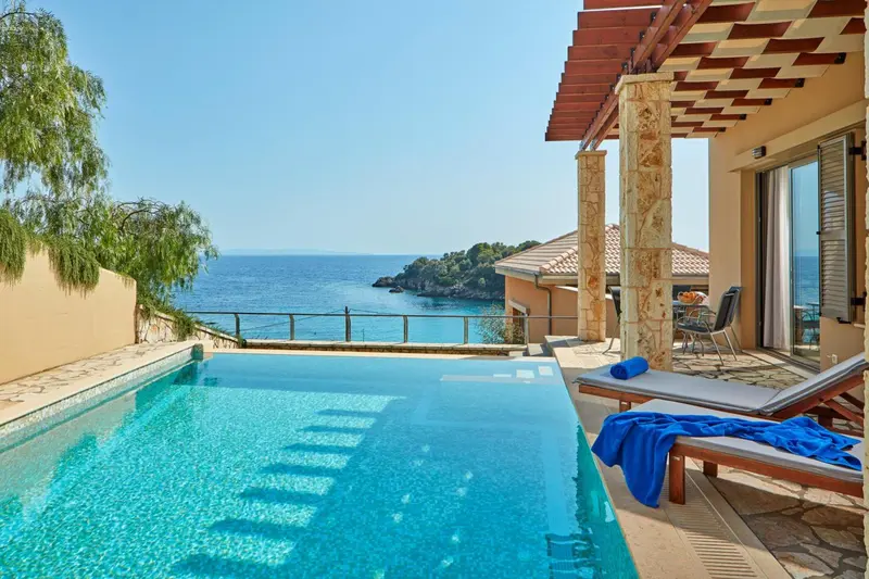 Piscine à débordement avec vue sur la mer et les collines.