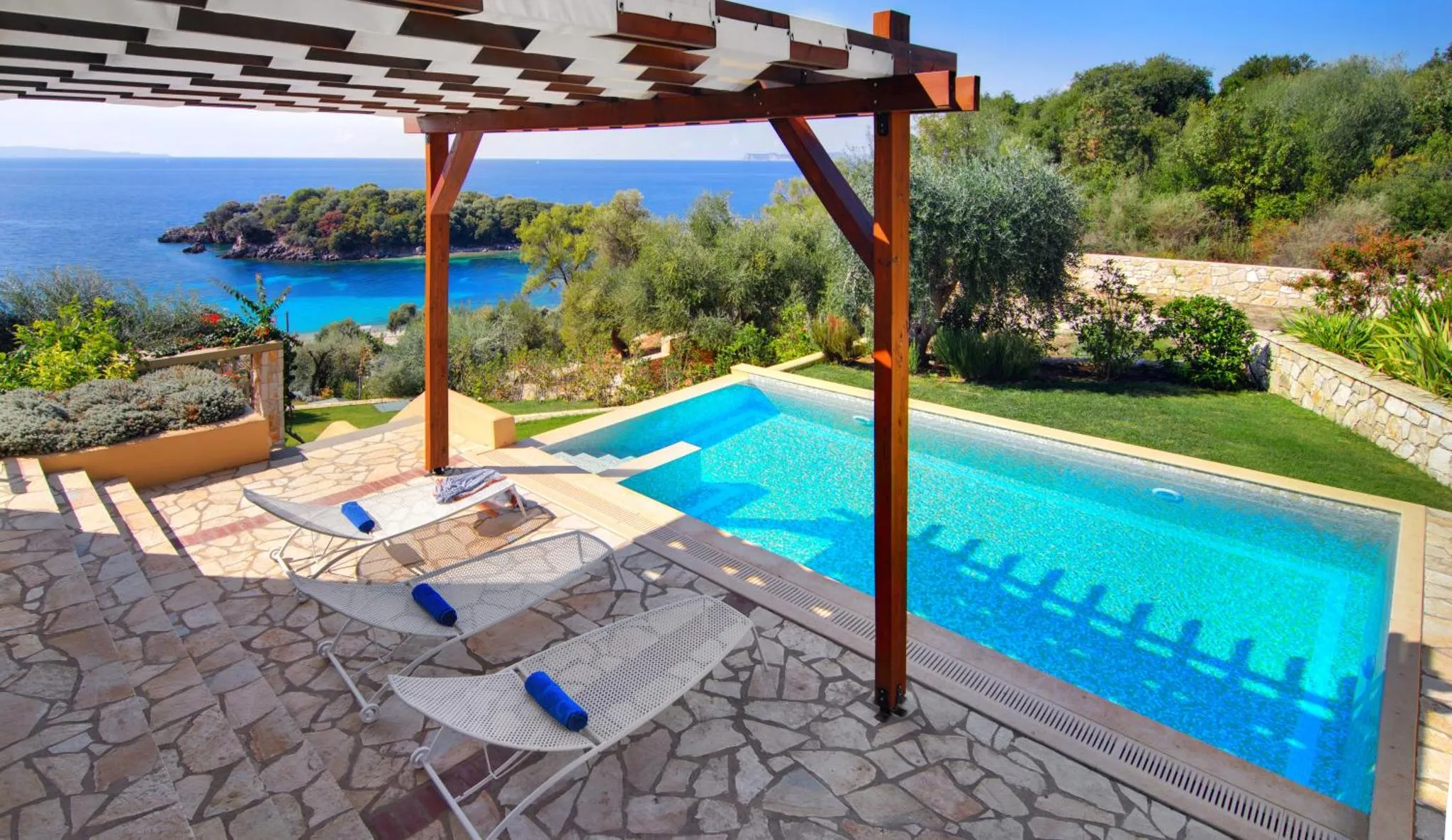 Terrasse avec piscine et vue sur la mer.