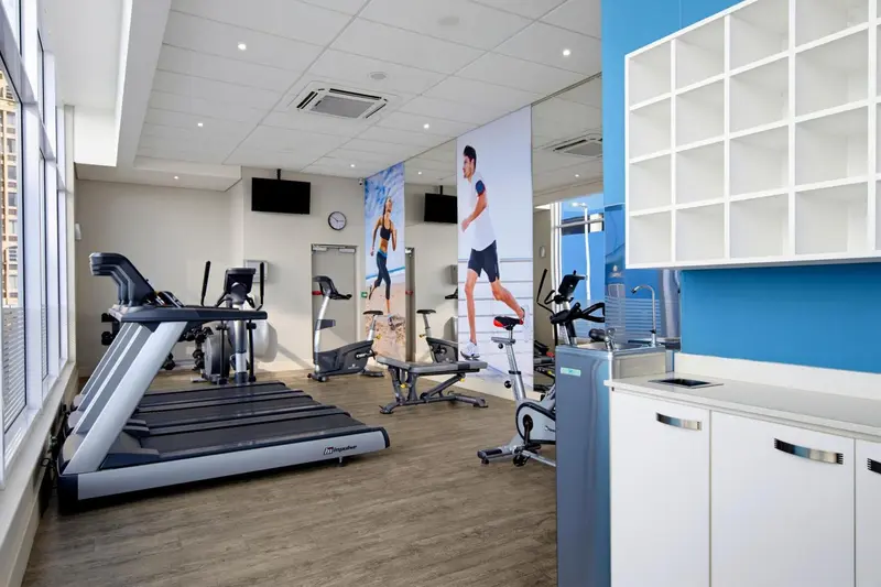 Une salle de sport lumineuse avec des équipements de fitness.