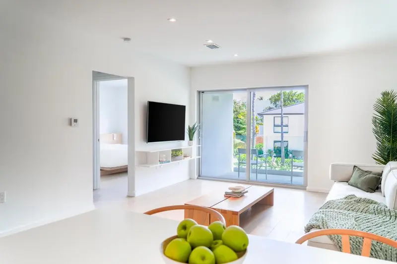 Un espace de vie lumineux avec un canapé et une table basse.
