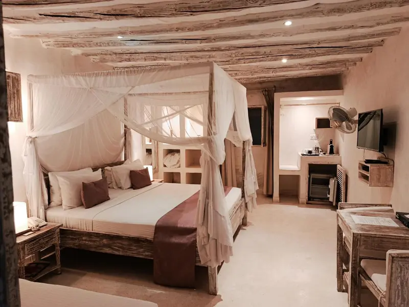 Une chambre à coucher avec un lit à baldaquin et une décoration rustique.