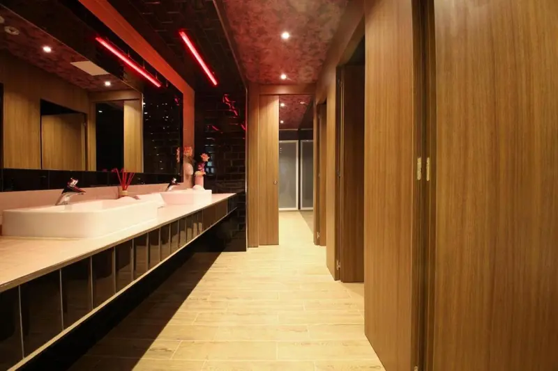 Vasques et miroirs dans une salle de bain moderne et lumineuse.