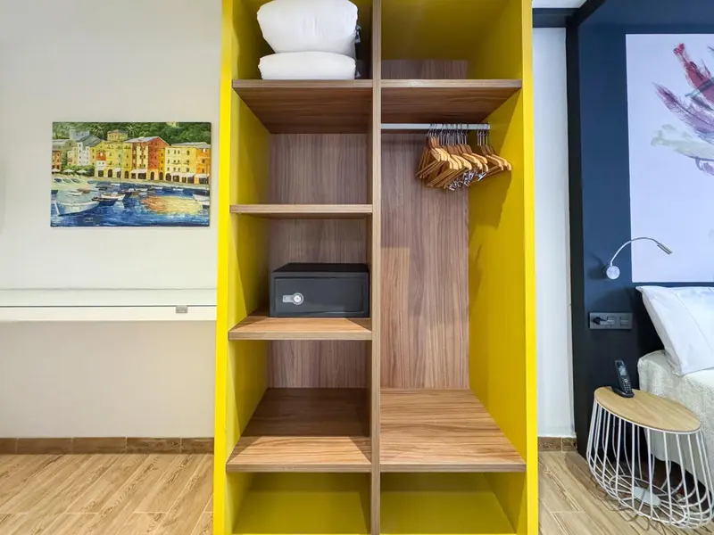 Une armoire ouverte dans une chambre d'hôtel moderne.