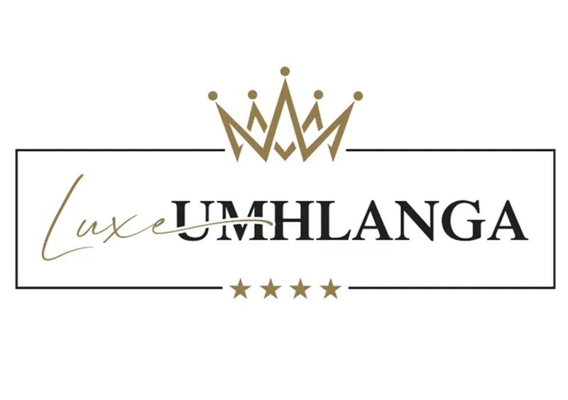 Logo d'établissement avec une couronne dorée et un texte calligraphié sur fond beige.