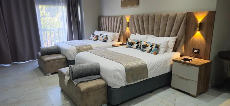 Une chambre avec deux lits doubles et une décoration soignée.