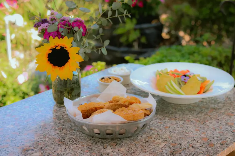 Assiettes de nourriture présentées sur une table extérieure.