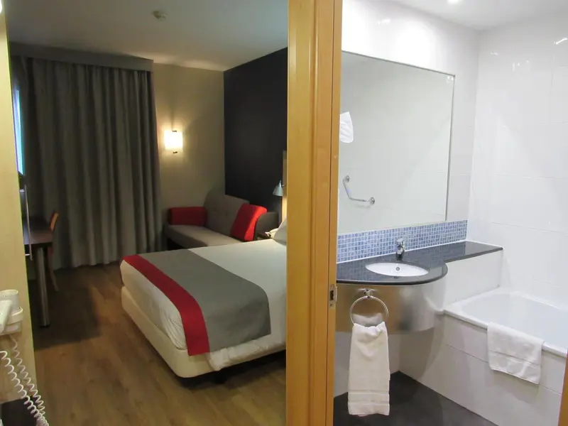 Une chambre avec un lit et une salle de bain attenante.