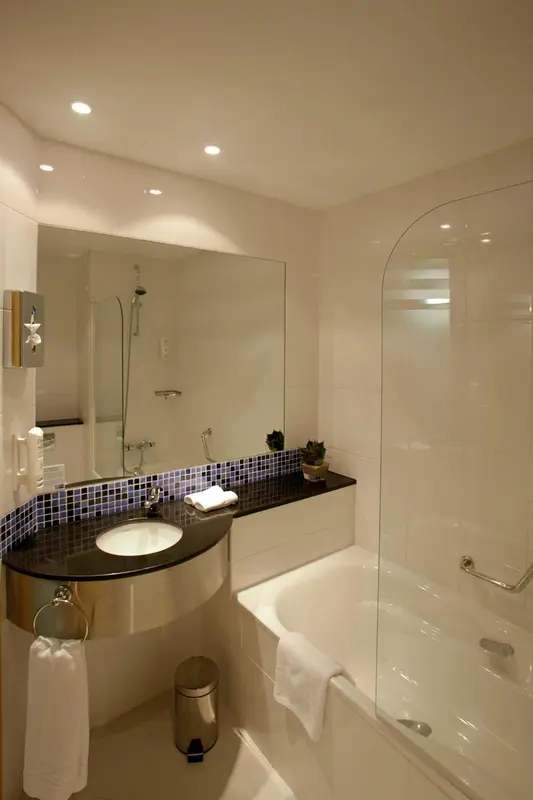 Une salle de bain moderne avec baignoire et douche à l'italienne.
