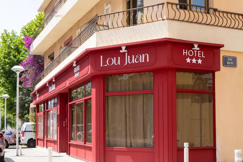 Façade d'un bâtiment rouge avec une enseigne d'hôtel.
