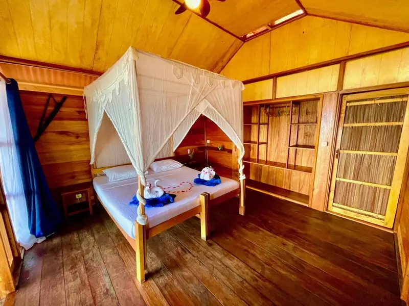 Une chambre avec un lit à baldaquin et une décoration florale.