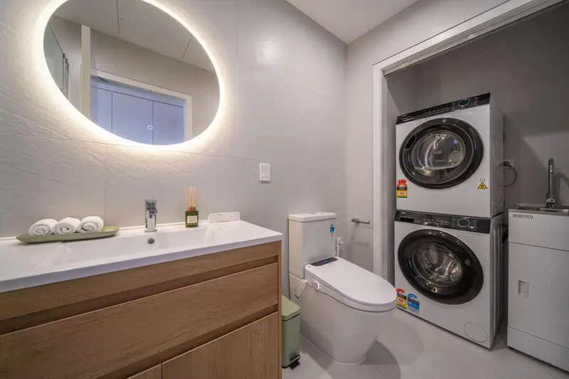 Une salle de bain moderne avec des équipements pratiques.