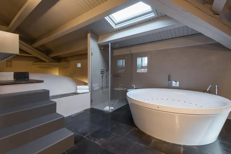 Une salle de bain moderne avec baignoire et douche à l'italienne.