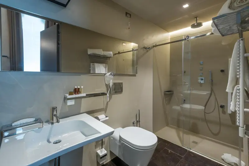 Une salle de bain moderne avec douche à l'italienne et lavabo.