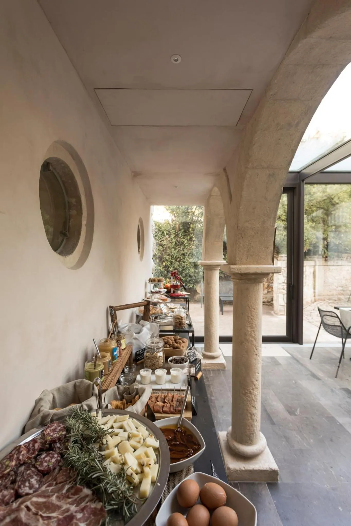 Un buffet propose une variété de plats et de boissons dans un espace intérieur lumineux.