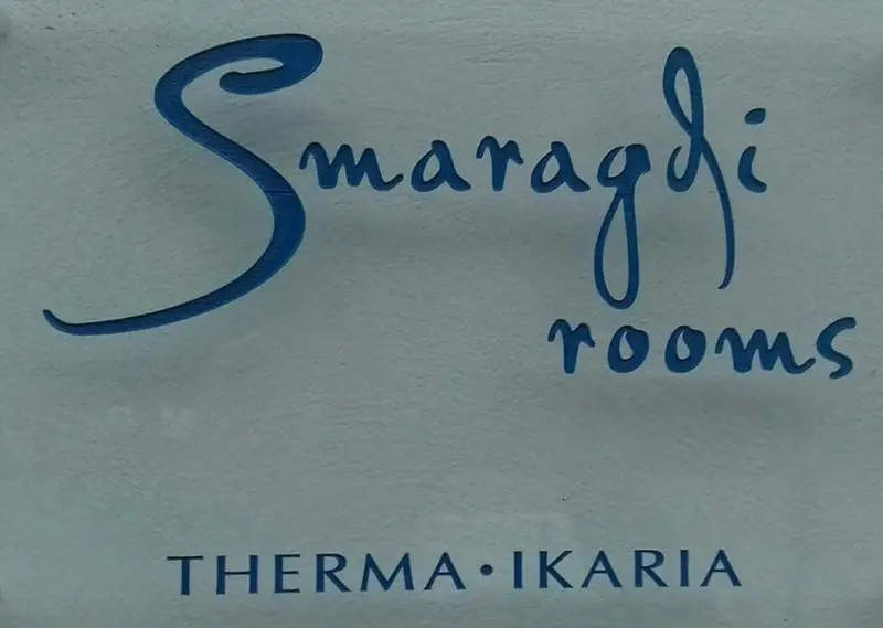Ecriture cursive bleue sur fond bleu clair avec texte en dessous.