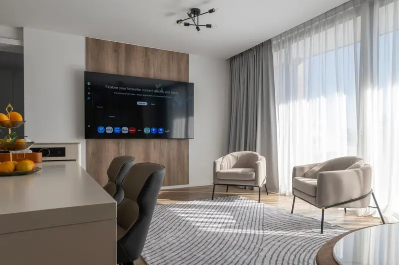 Un salon moderne avec deux fauteuils et une table basse.