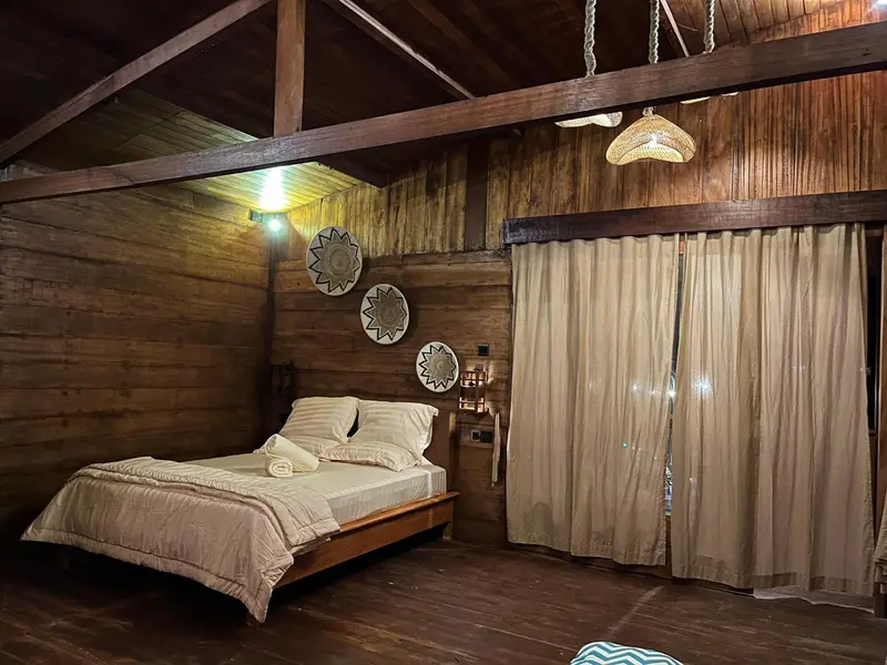 Une chambre à coucher avec un lit recouvert d'une courtepointe et de coussins.