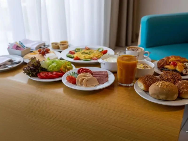 Une table est dressée avec un copieux petit-déjeuner.