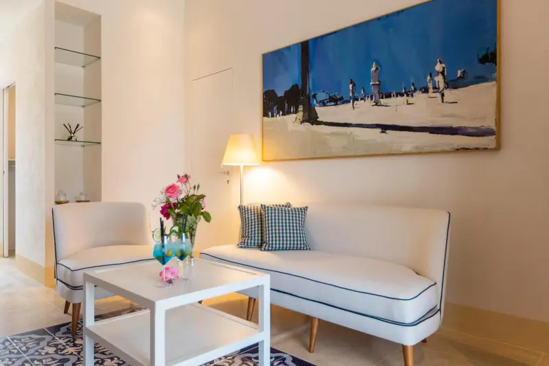Un espace de détente intérieur avec un canapé et des fauteuils.