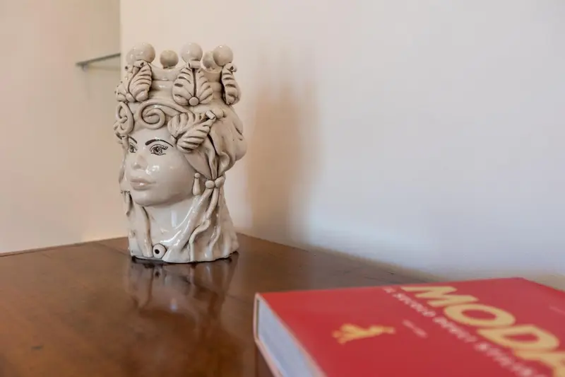 Une sculpture décorative repose sur une table en bois.