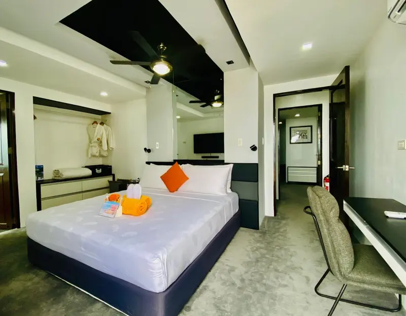 Une chambre lumineuse avec un grand lit et un canapé.