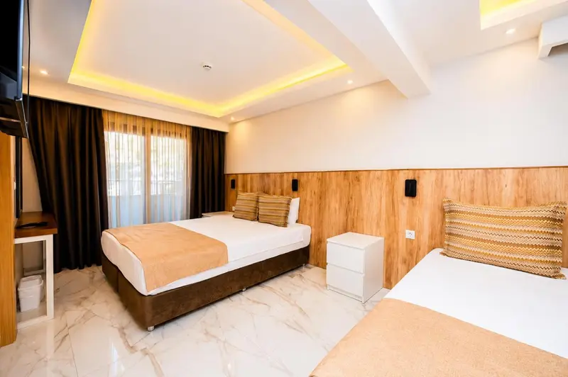 Chambre lumineuse avec deux lits et une décoration moderne.
