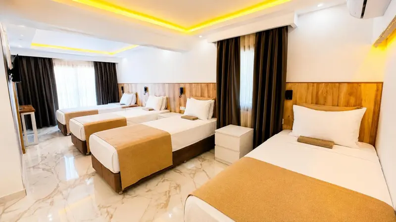 Chambre avec plusieurs lits simples et décoration moderne.