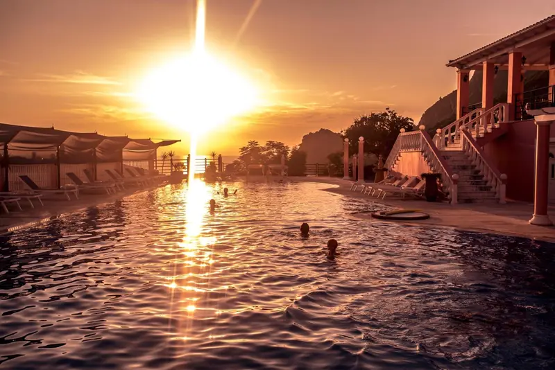Une piscine reflète les couleurs d'un coucher de soleil flamboyant.