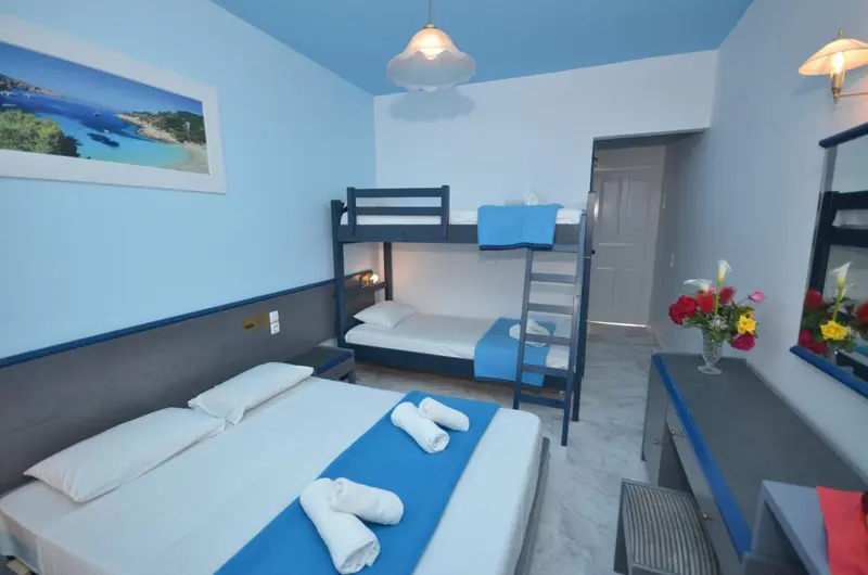 Une chambre lumineuse avec un lit superposé et un lit double.