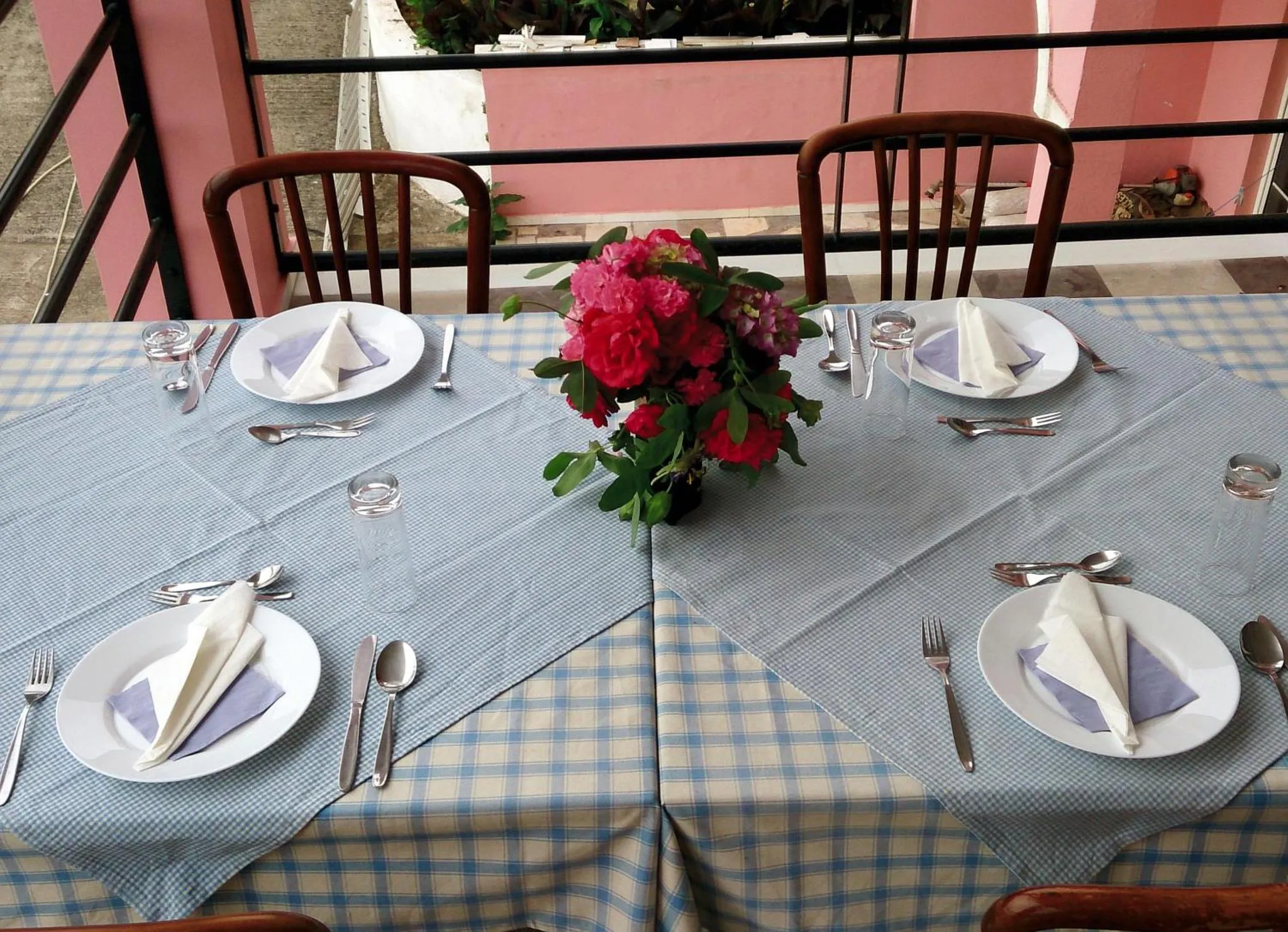 Table dressée avec des couverts et un arrangement floral.