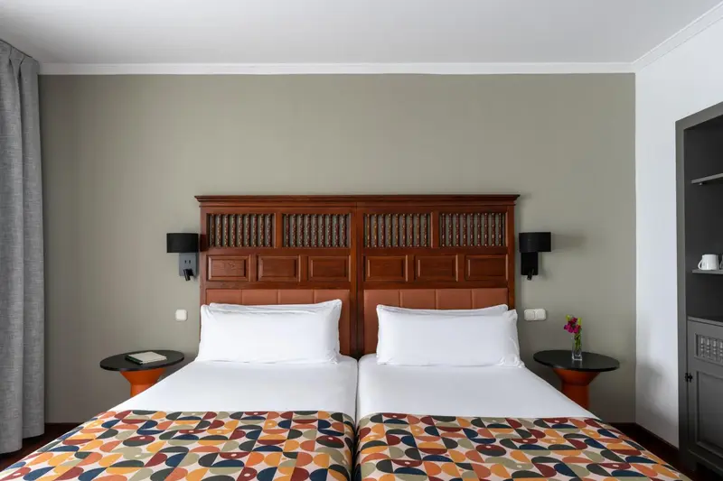 Une chambre avec un grand lit et des tables de chevet.