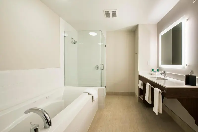 Une salle de bain moderne avec baignoire et douche à l'italienne.