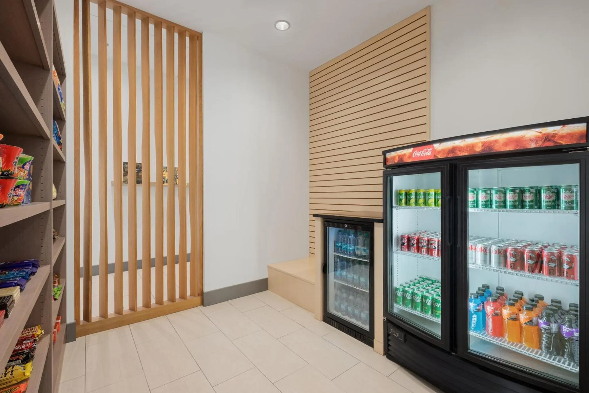 Espace commun avec des distributeurs automatiques de boissons et de snacks.
