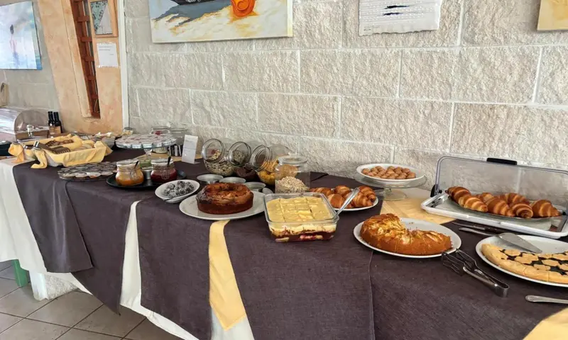 Un buffet propose une variété de pâtisseries et de viennoiseries.