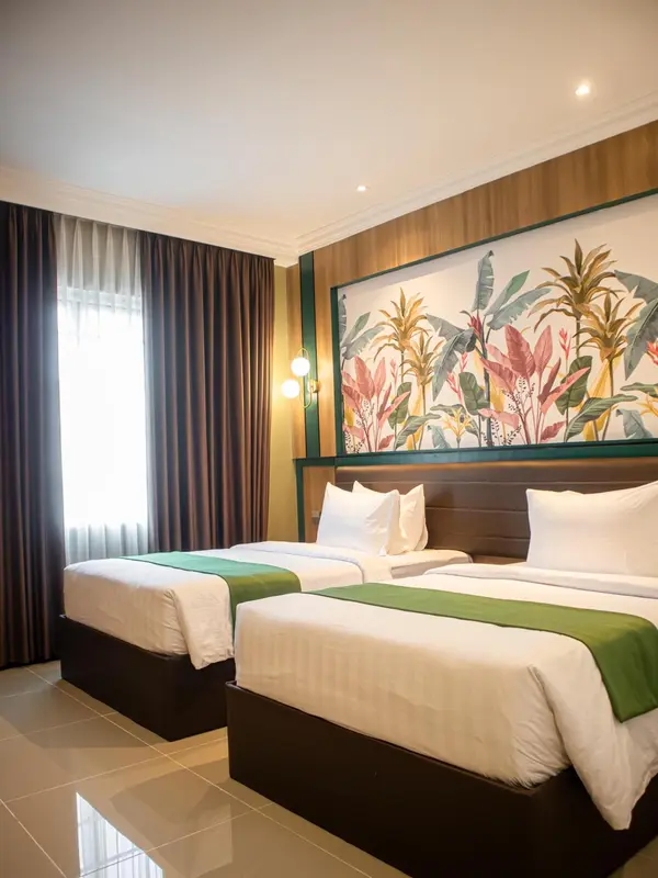 Chambre lumineuse avec deux lits simples et une décoration murale colorée.